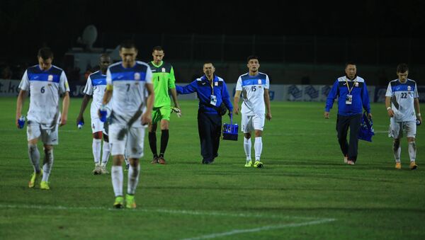 Футболисты сборной Кыргызстана покидают поле после матча. Архивное фото - Sputnik Кыргызстан
