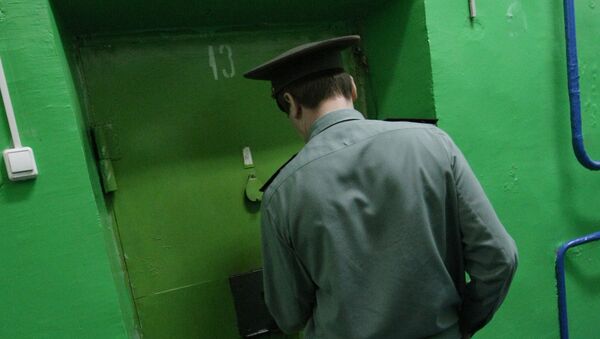 Сотрудник СИЗО закрывает дверь. Архивное фото - Sputnik Кыргызстан