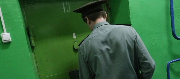 Сотрудник исправительной колонии закрывает дверь камеры. Архивное фото - Sputnik Кыргызстан