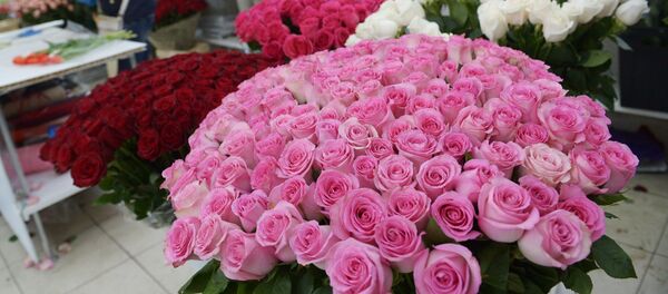 Букет роз в цветочном магазине. Архивное фото Букет роз в цветочном магазине. Архивное фото - Sputnik Кыргызстан