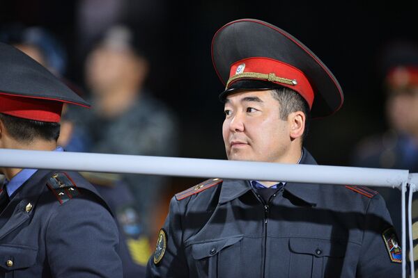 Милиция кызматкери Кыргызстан – Таджикистан оюнунда. Архив - Sputnik Кыргызстан