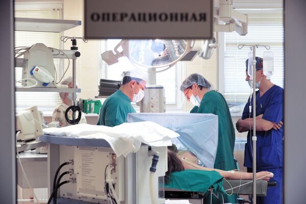 Врачи проводят операцию в больнице. Архивное фото - Sputnik Кыргызстан