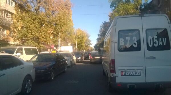 Автомобильное движение автотранспорта по улице Киевской. Архивное фото - Sputnik Кыргызстан