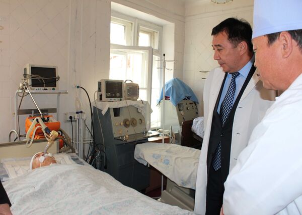 Вице-премьер Абдырахман Маматалиев навестил сотрудника ГСИН Тилека Абылгазиева, раненного заключенными при побеге из СИЗО №50. - Sputnik Кыргызстан