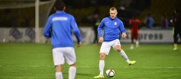 Архивное фото футболистов, которые разминаются перед матчем Архивное фото футболистов, которые разминаются перед матчем - Sputnik Кыргызстан