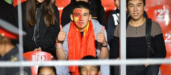 Футбол беттешиндеги күйөрмандар. Архив - Sputnik Кыргызстан