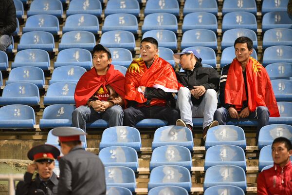 Болельщики кыргызстанской сборной стали приходить на стадион задолго до матча - Sputnik Кыргызстан