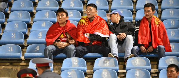 Футбол беттешиндеги күйөрмандар. Архив - Sputnik Кыргызстан