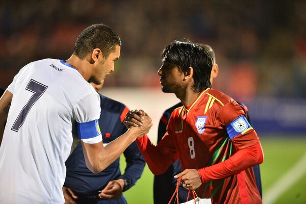 Капитаны двух команд приветствуют друг друга крепким рукопожатием - Sputnik Кыргызстан