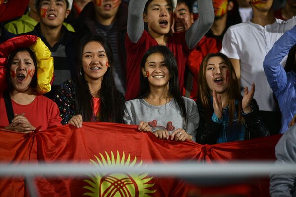 Трибуны пестрели яркими красками. Большинство болельщиков держали в руках национальный флаг - Sputnik Кыргызстан