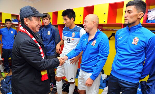 Премьер-министр Темир Сариев поздравил сборную Кыргызстана по футболу с победой. - Sputnik Кыргызстан