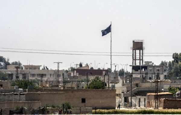 Флаг ИГИЛ в сирийском городе Таль Абьяд. Архивное фото - Sputnik Кыргызстан