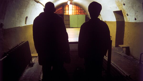 заключенный и надзирательв тюрьме. Архивное фото - Sputnik Кыргызстан