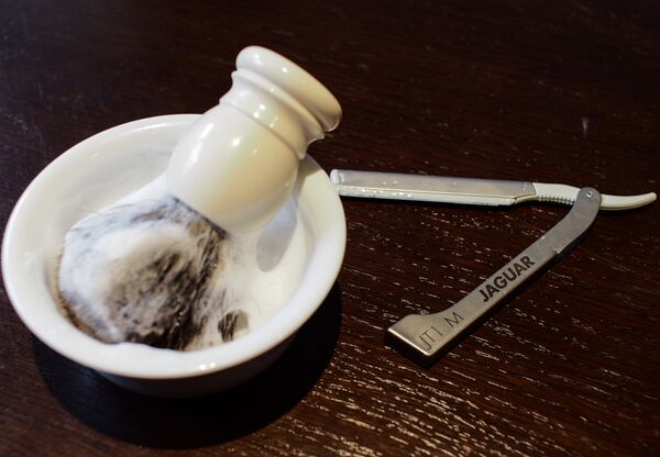 Помазок и опасная бритва для классического бритья. Архивное фото - Sputnik Кыргызстан