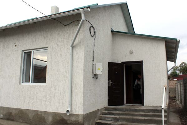 Строительство двух и ремонт трех домов, поврежденных и сгоревших в результате спецоперации по ликвидации террористов закончен. - Sputnik Кыргызстан