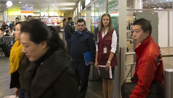 Проверка документов сотрудниками ФМС у иностранных граждан в аэропорту Шереметьево - Sputnik Кыргызстан