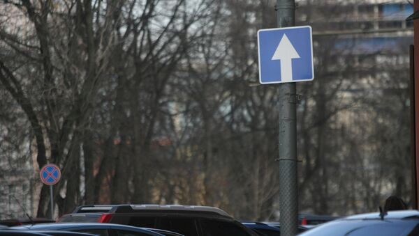 Дорожный знак Движение прямо. Архивное фото - Sputnik Кыргызстан