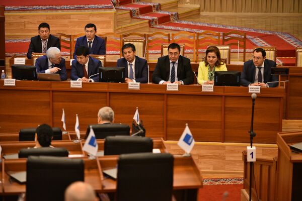 Министры Кыргызстана на последнем заседании ЖК. - Sputnik Кыргызстан