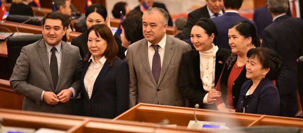 Депутаты фотографируются на последнем заседании Жогорку Кенеша V созыва. - Sputnik Кыргызстан