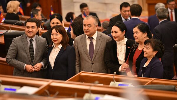 Депутаты фотографируются на последнем заседании Жогорку Кенеша V созыва. - Sputnik Кыргызстан