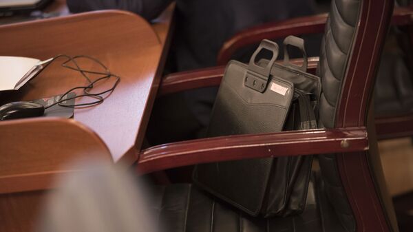 Кресло и портфель депутата на кресле во время заседания. Архивное фото - Sputnik Кыргызстан