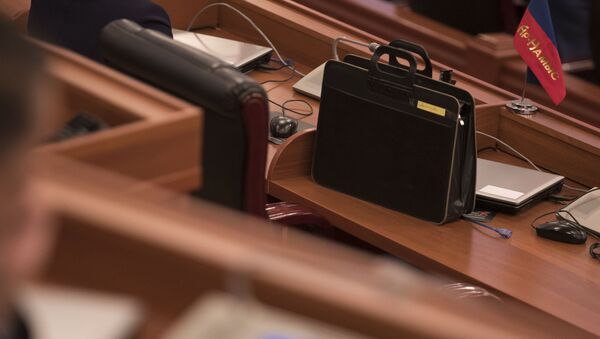 Портфель чиновника на столе. Архивное фото - Sputnik Кыргызстан
