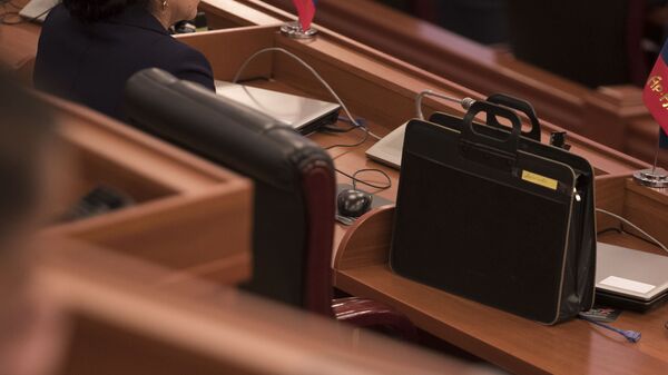Портфель чиновника на столе. Архивное фото - Sputnik Кыргызстан