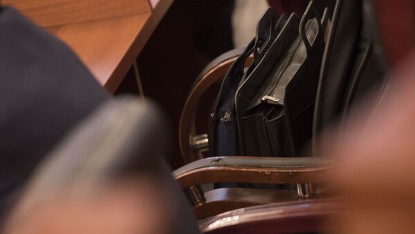 Портфель депутата на кресле во время заседании. Архивное фото - Sputnik Кыргызстан