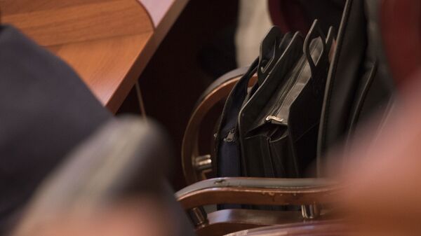 Портфель депутата на кресле во время заседании. Архивное фото - Sputnik Кыргызстан