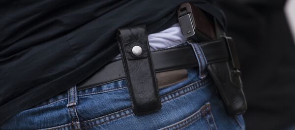 Мужчина с пистолетом на кабуре. Архивное фото Мужчина с пистолетом на кабуре. Архивное фото - Sputnik Кыргызстан