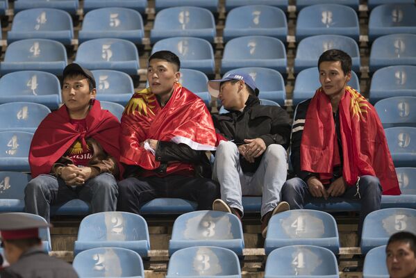 Следующий матч пришелся на 3 октября. Зрители ждут зрелища на игре с Бангладеш - Sputnik Кыргызстан