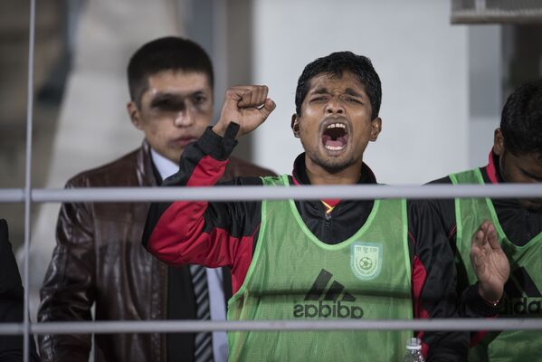 Запасной игрок Бангладеш тоже в роли болельщика. В тот момент он еще не знал, что его команда проиграет со счетом 2:0 - Sputnik Кыргызстан
