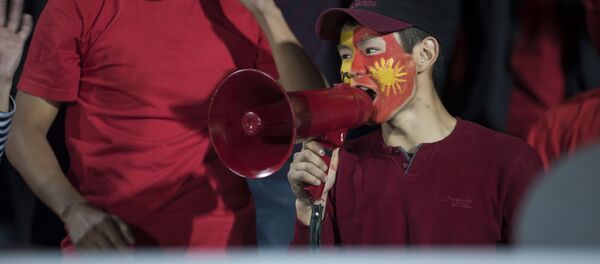 Кыргызстанский болельщик с громкоговорителем на стадионе в Бишкеке. Архивное фото - Sputnik Кыргызстан