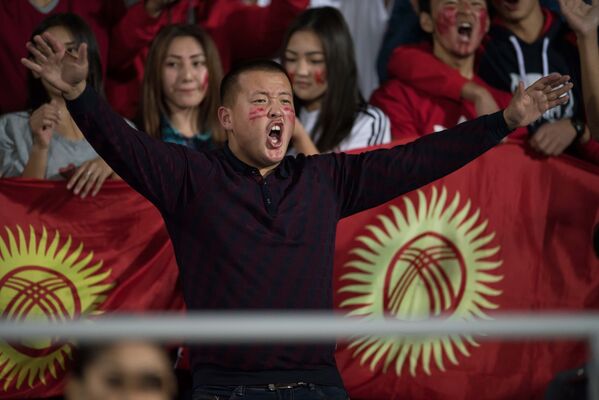 Болельщик на футбольном матче Кыргызстан — Бангладеш - Sputnik Кыргызстан