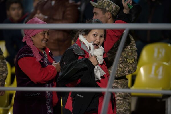 На стадион приходят и будущие мамы - Sputnik Кыргызстан