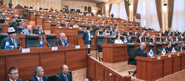 Депутаты на заседании Жогорку Кенеша. Архивное фото - Sputnik Кыргызстан