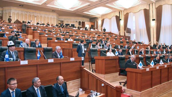 Депутаты на заседании Жогорку кенеш. Архивное фото - Sputnik Кыргызстан
