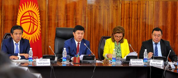 Рабочее совещание премьер-министра Кыргызской Республики Темира Сариева с участием членов правительства. - Sputnik Кыргызстан