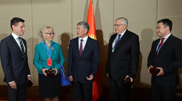 Президент Кыргызстана Алмазбек Атамбаев наградил именными часами членов коллегии Евразийской экономической комиссии (ЕЭК). - Sputnik Кыргызстан