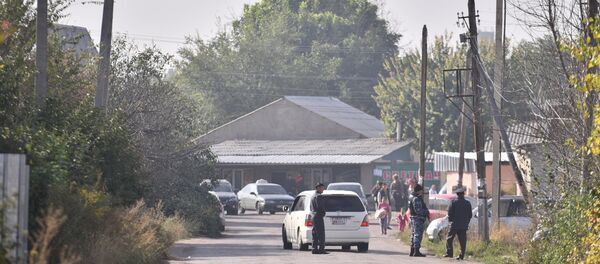 Сотрудники МВД проверяют автомашины на дороге в Дордое - Sputnik Кыргызстан