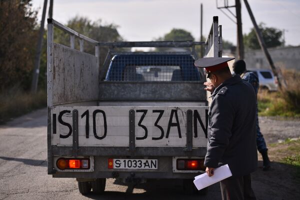 Милиция проверяет все машины в районе рынка Дордой - Sputnik Кыргызстан