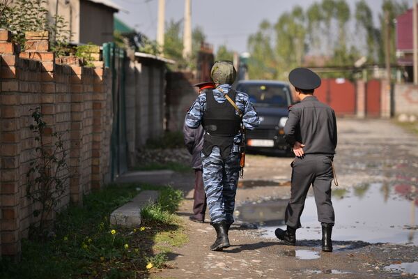 Ранее в МВД сообщили, что в полночь поступила оперативная информация о том, что беглецы могут находиться в районе данного рынка. - Sputnik Кыргызстан