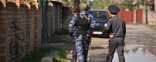 Кылмышкерлерди издеп жаткан милиция кызматкерлери. Архив Кылмышкерлерди издеп жаткан милиция кызматкерлери. Архив - Sputnik Кыргызстан