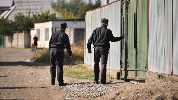 Сотрудники МВД обыскивают дома в поисках беглых заключенных. Архивное фото - Sputnik Кыргызстан