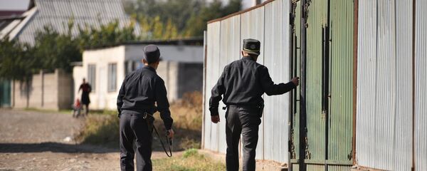 Сотрудники МВД обыскивают дома в поисках беглых заключенных. Архивное фото - Sputnik Кыргызстан