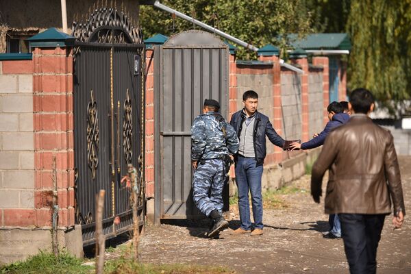 Вся территория жилого массива оцеплена, милиция никого не выпускает - Sputnik Кыргызстан