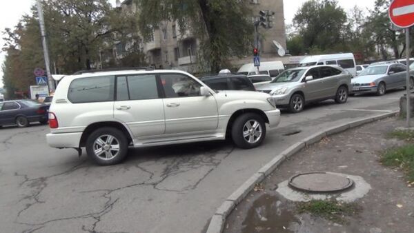 Первый день из жизни центральных улиц Бишкека, ставших односторонними - Sputnik Кыргызстан