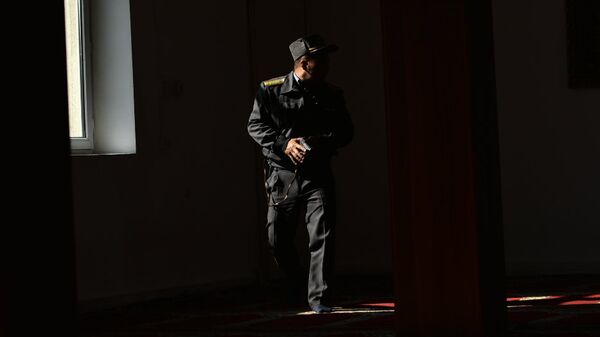 Часть жилмассива Энесай заблокирована милицией, идет проверка домов - Sputnik Кыргызстан
