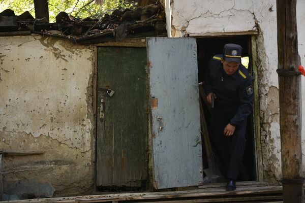 Старшина милиции только что обыскал сарай. В руках у него пистолет - Sputnik Кыргызстан