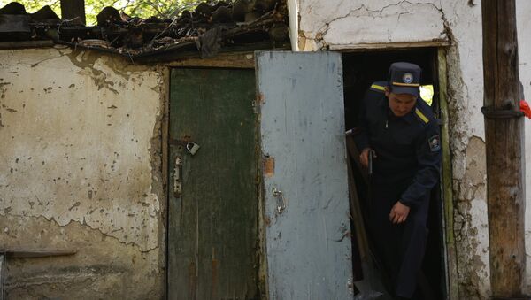 Сотрудники МВД проверяет дома в жилмассиве Энесай - Sputnik Кыргызстан